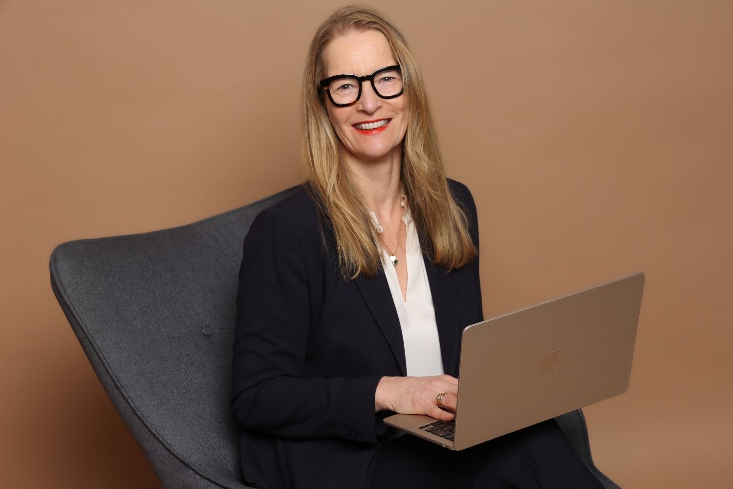 kathrin-von-wuelfing-sitzend-laptop